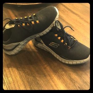 Skechers Men's sneakers size 9. NEW never worn.